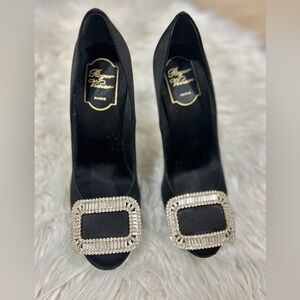 Roger vivien heel like new